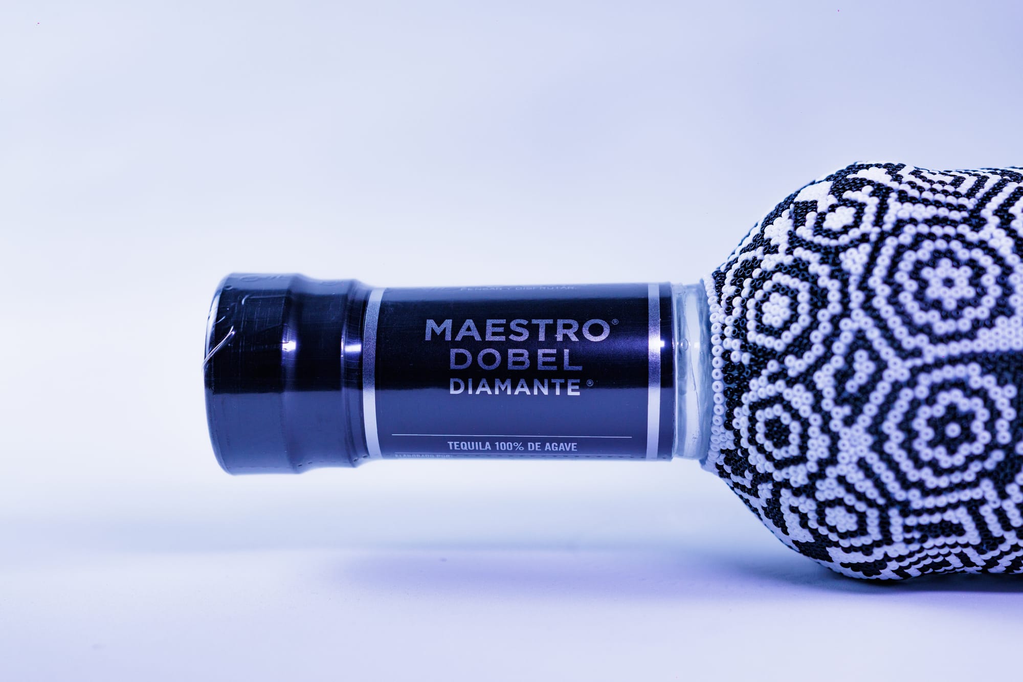 Botella con arte huichol en blanco y negro