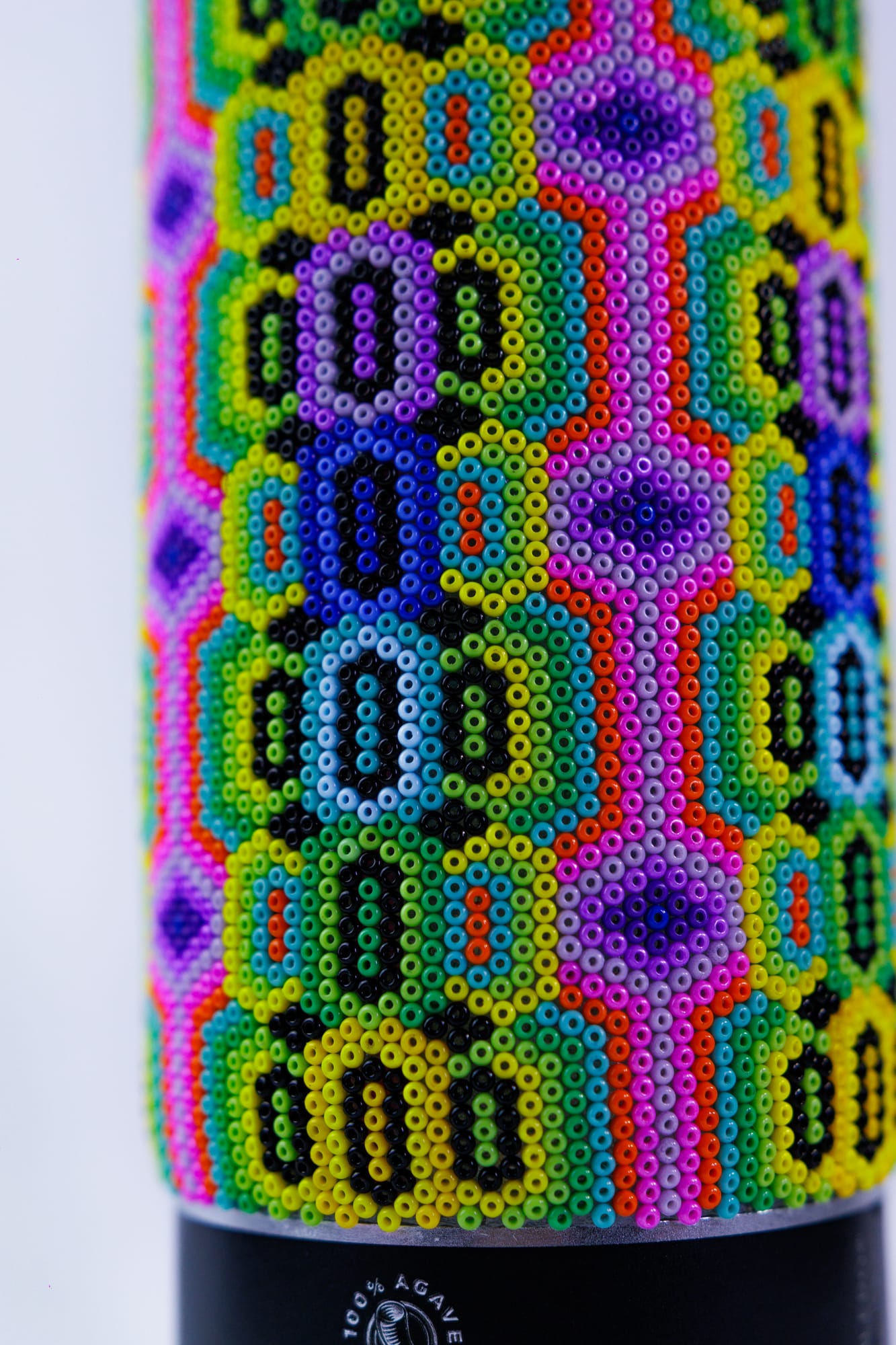 Macro de chaquira huichol en colores vibrantes
