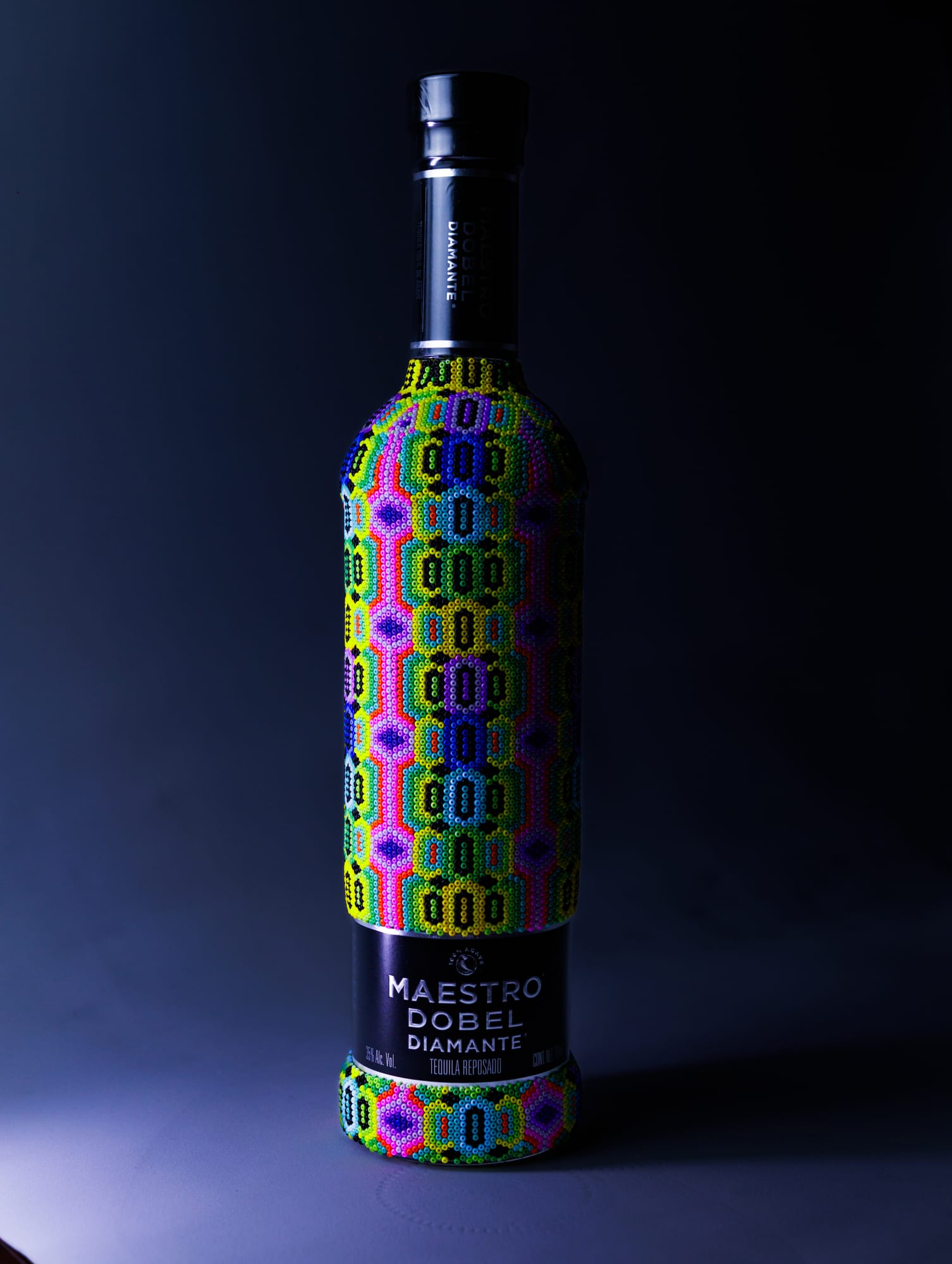 Botella con arte huichol