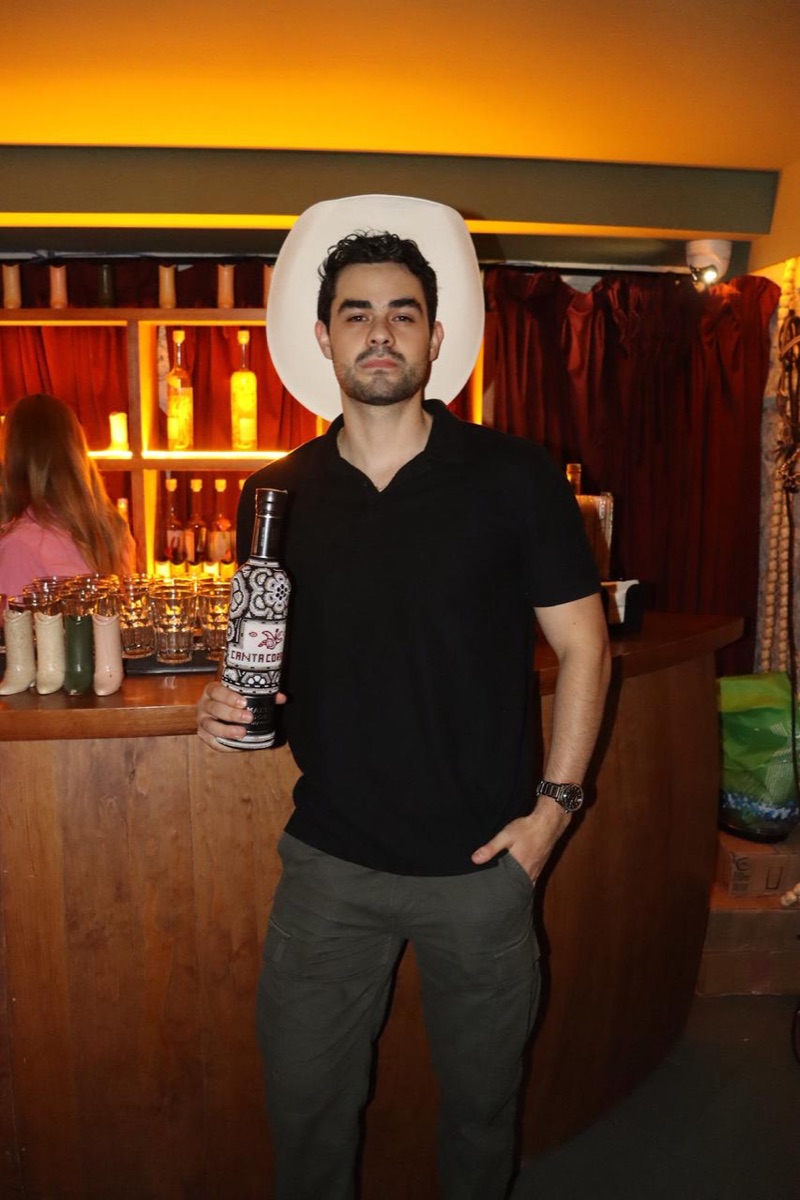 Admirando botella artesanal