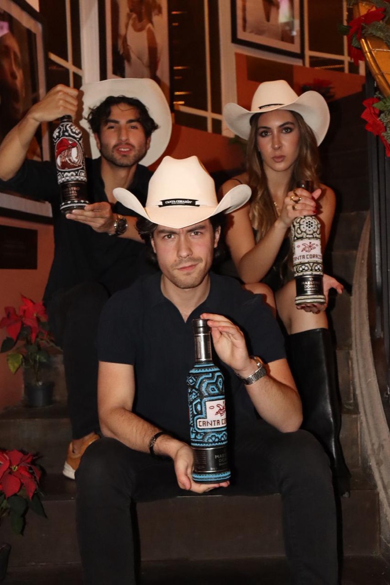 Amigos celebrando con regalo