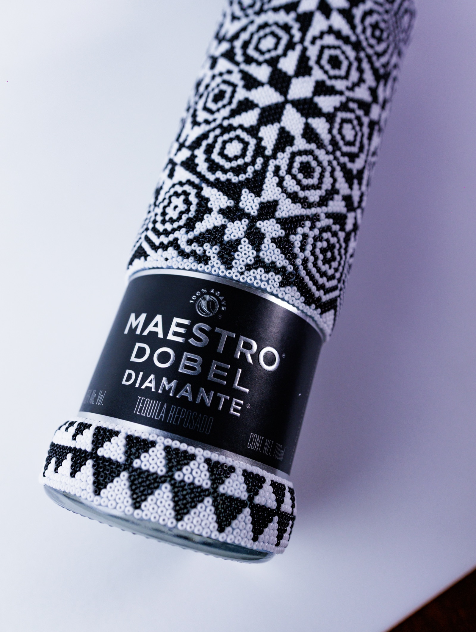 Botella con arte huichol