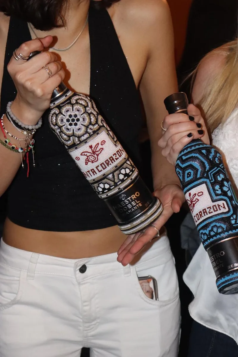 Detalle de botellas huichol