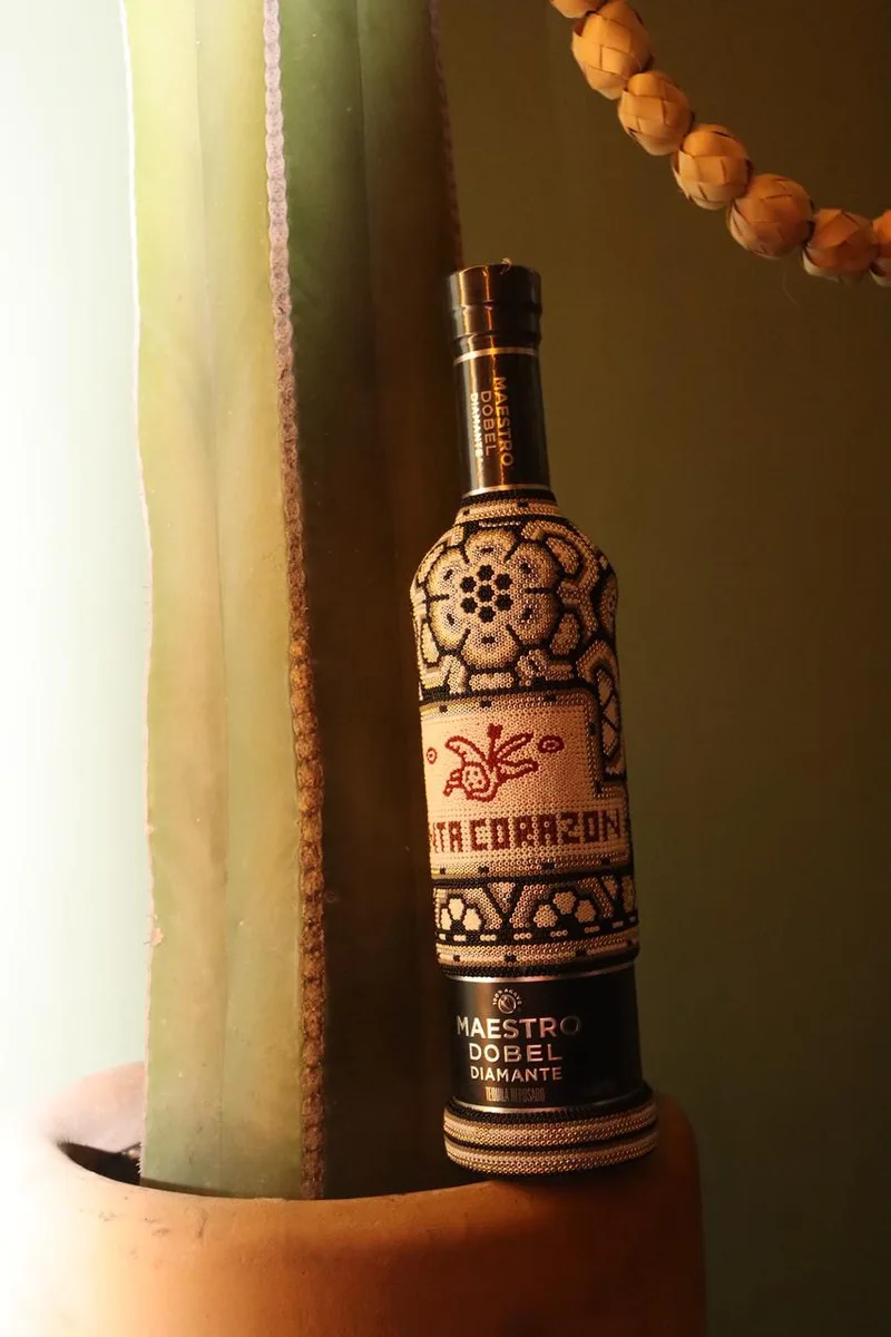 Botella Dobel con arte huichol