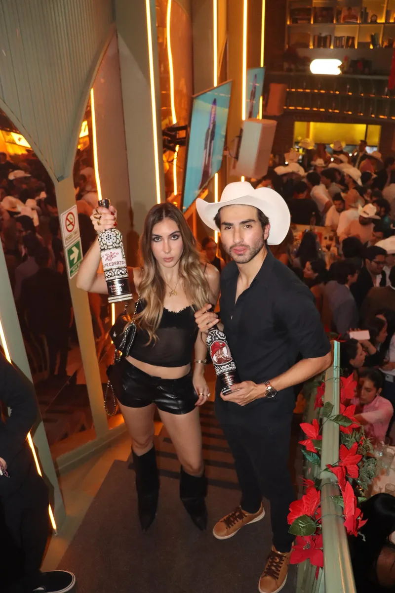 Pareja con botellas en Canta Corazón