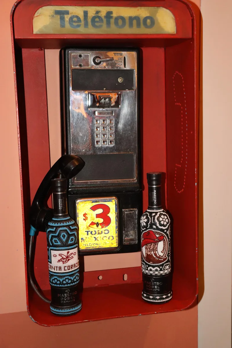 Botellas en teléfono vintage