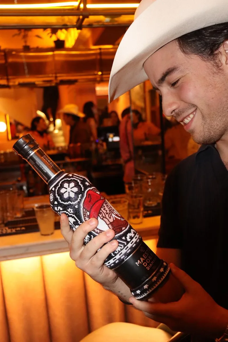 Admirando la botella artesanal