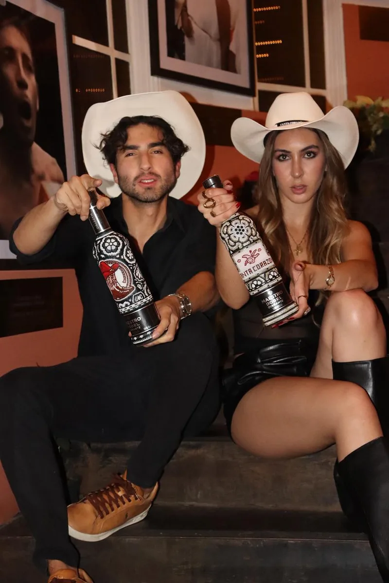 Pareja con botellas artesanales