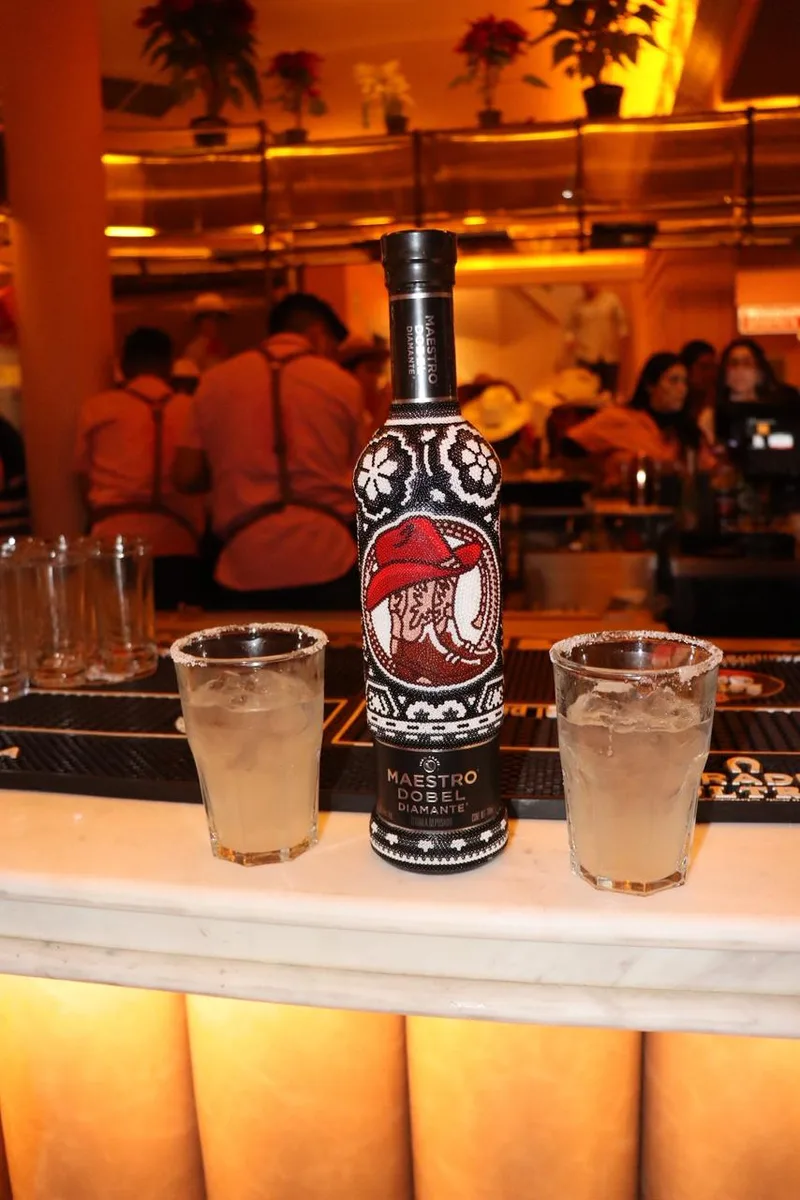 Mujer con botella Azuraroots