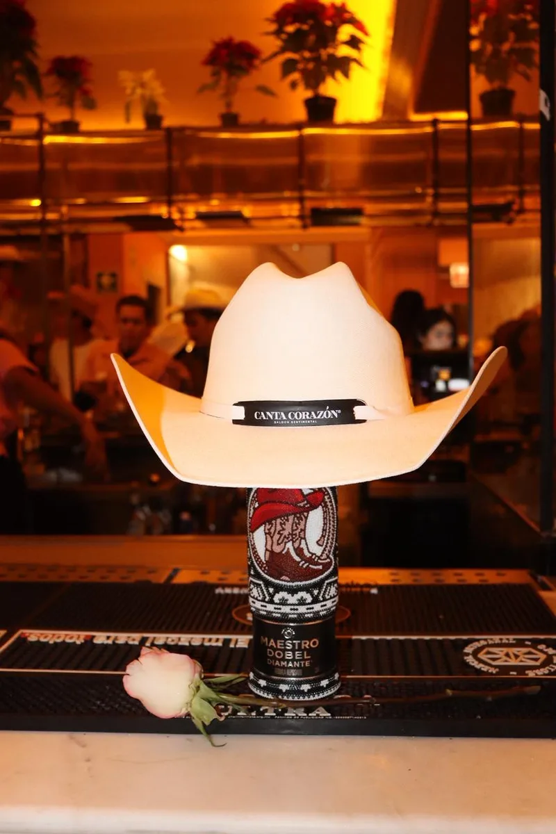 Botella junto a arte del bar