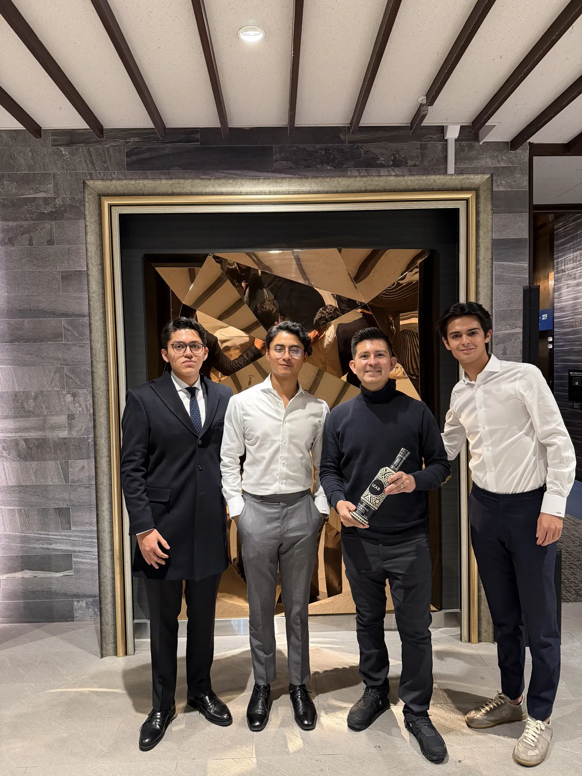 Grupo con botella artesanal en Robespierre