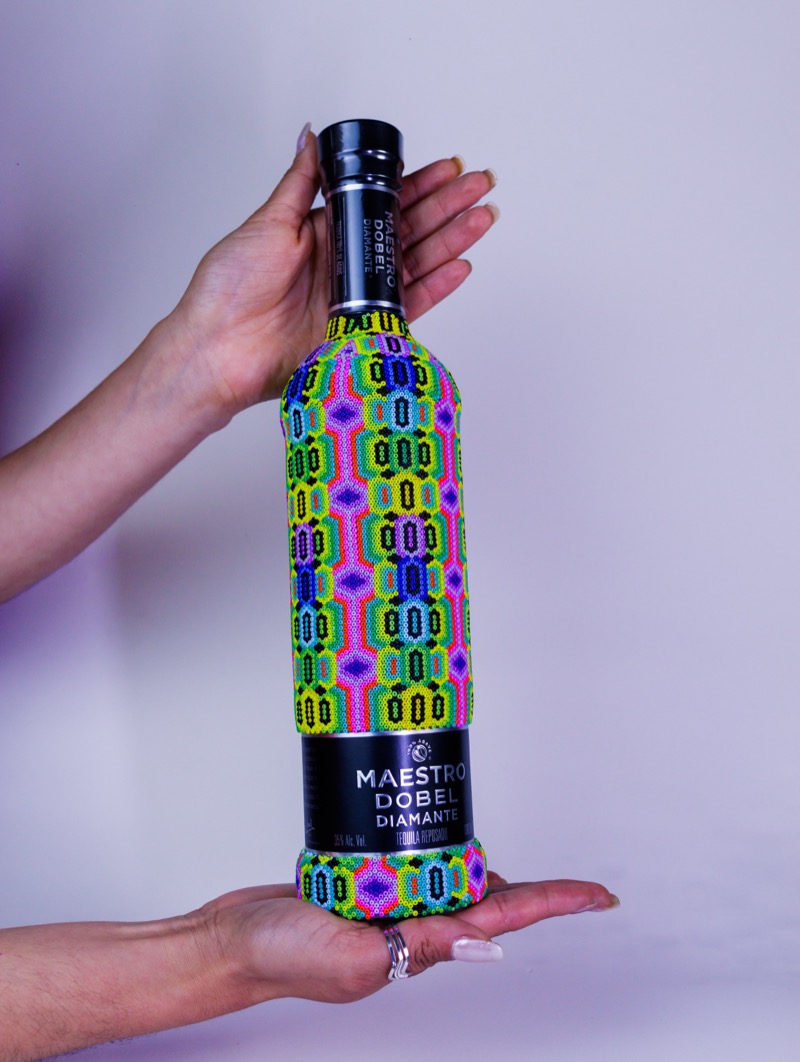 Botella artesanal con arte huichol